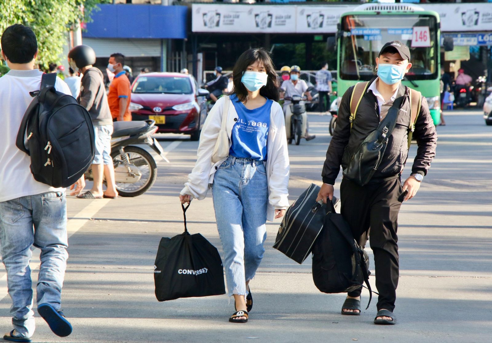 Dịch như thế này, năm nay liệu có… tết? Nhiều bạn trẻ còn chưa dám mua vé tàu, xe về tết vì sợ dịch không được về quê ăn tết. Ảnh KHẢ HÒA