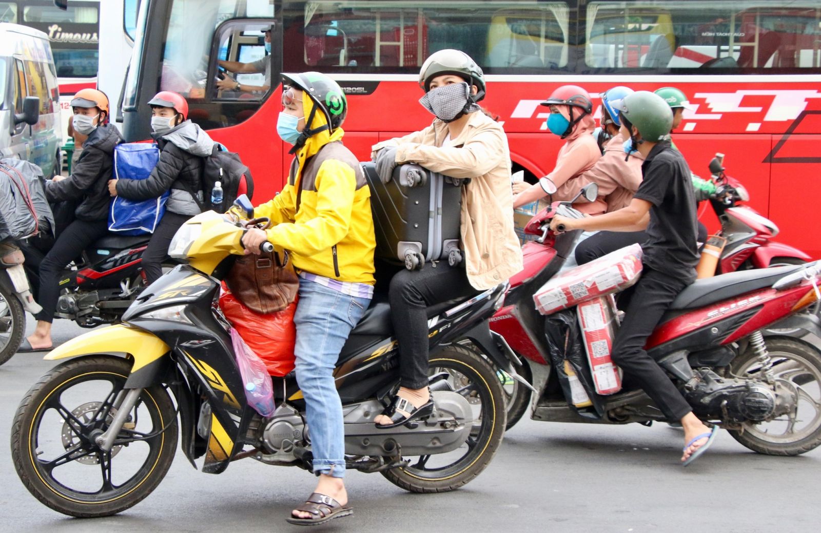 Dịch như thế này, năm nay liệu có… tết? Dịch càng gia tăng lại như thế này khiến người lao thêm lo lắng không biết năm nay liệu còn có tết hay không? Ảnh KHẢ HÒA
