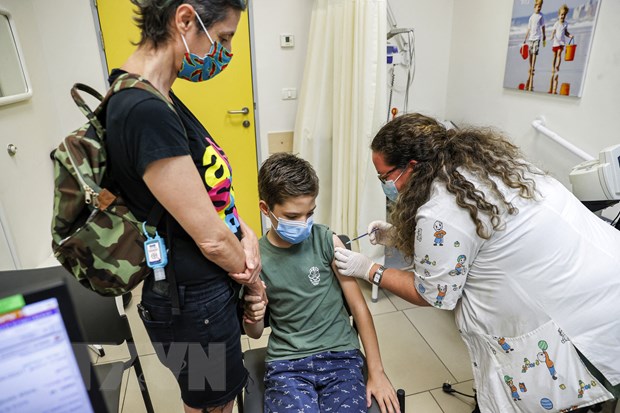 Tiêm vaccine ngừa COVID-19 của Pfizer cho trẻ em tại Tel Aviv, Israel. (Ảnh: AFP/TTXVN)