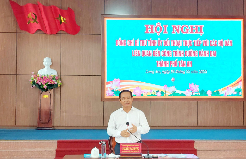 Secretary of the Provincial Party Committee, Chairman of the Provincial People's Council - Nguyen Van Duoc speaks at the dialogue