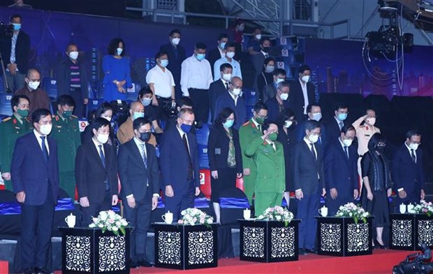 Ceremony held in remembrance of dead victims of traffic accidents Participants in the November 21 commemoration observe one-minute silence in remembrance of dead traffic victims (Photo: VNA)