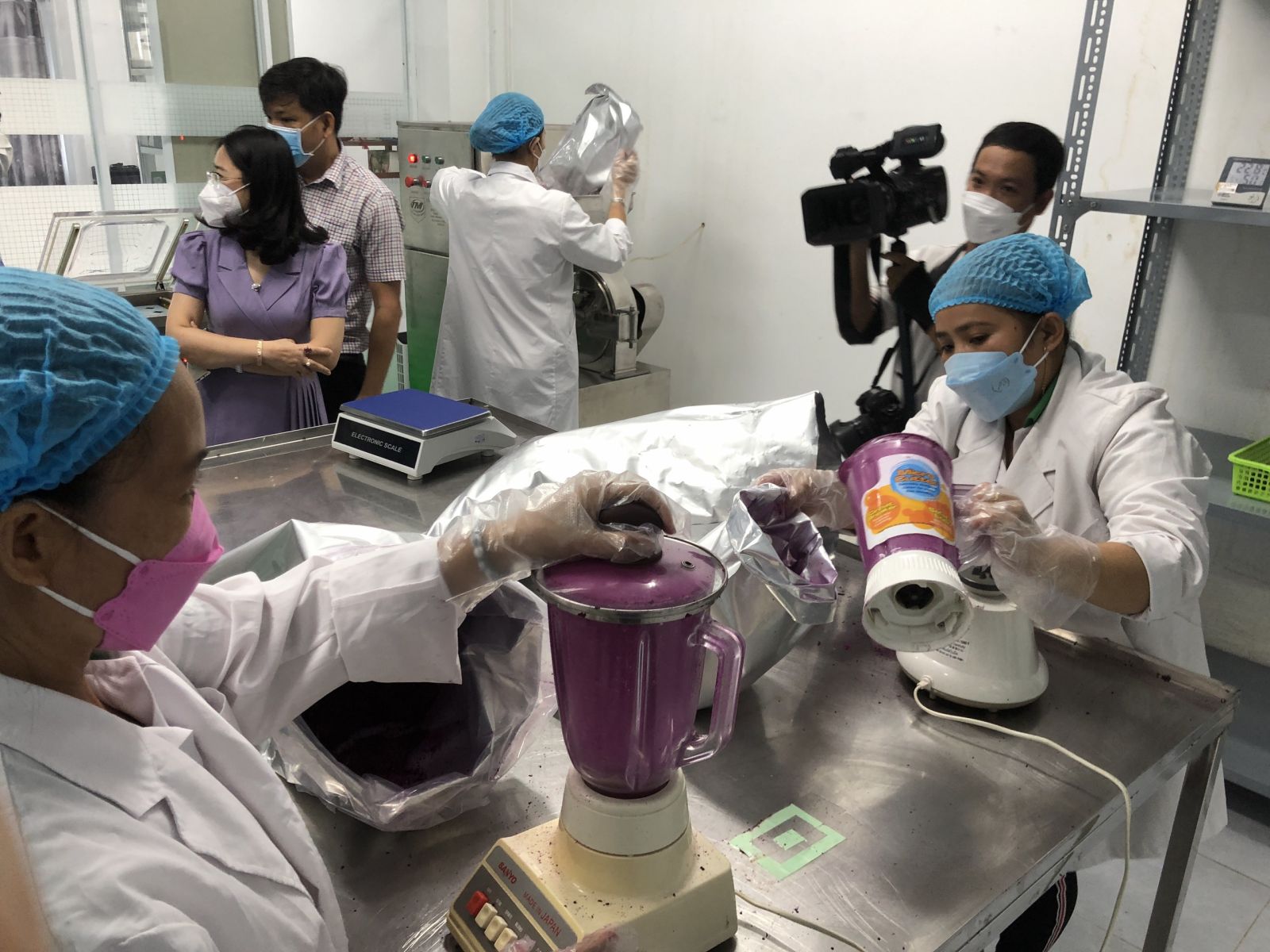 National industrial promotion program supports HG Company to invest in grinding machine for fine dragon fruit powder Workers perform stages in the production of fine powdered dragon fruit