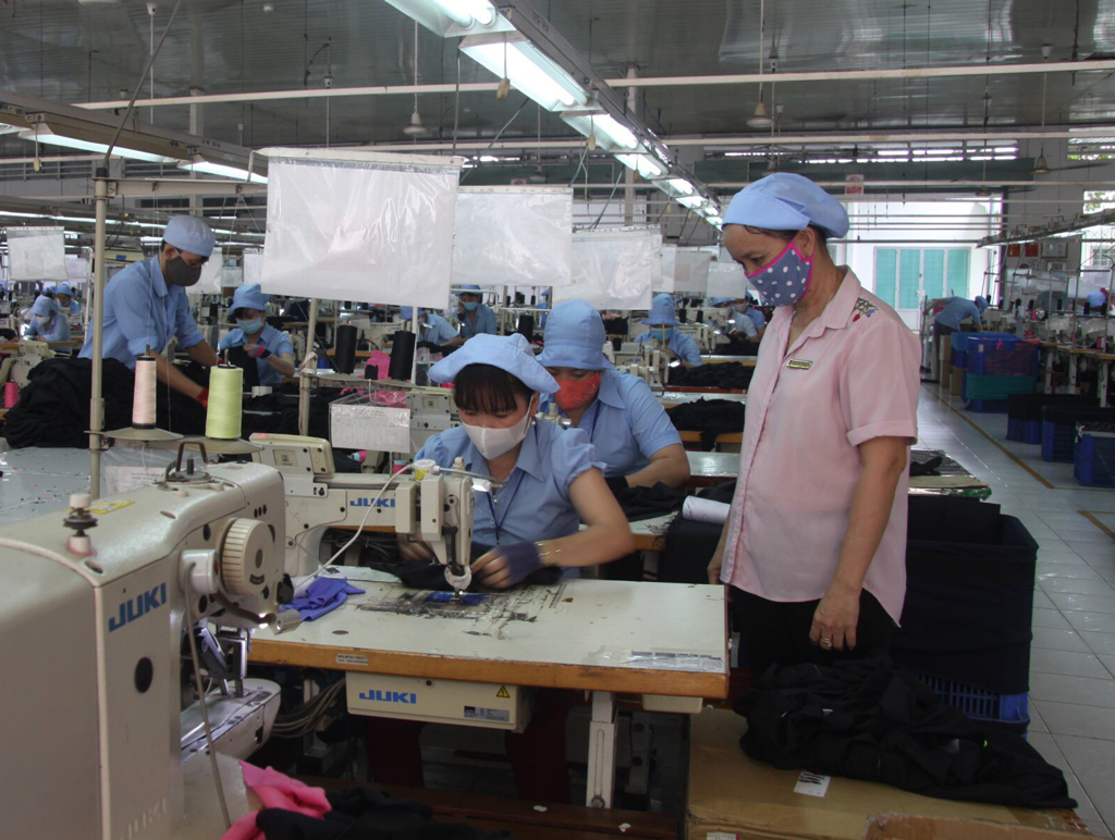 Long An: 'Three pillars' of Covid-19 prevention and control focused on implementing Along with epidemic prevention and control, the province creates all favorable conditions to help businesses restore production and trade