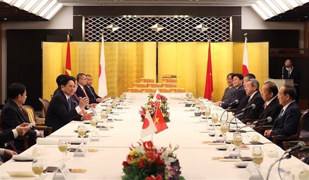 Prime Minister meets with former Japanese PM, head of parliamentary friendship alliance The meeting between PM Pham Minh Chinh and former Japanese PM Suga Yoshihide and Chairman of the Japan - Vietnam Parliamentary Friendship Alliance Nikai Toshihiro in Tokyo on November 23. (Photo: VNA)