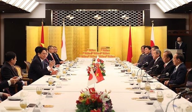 The meeting between PM Pham Minh Chinh and former Japanese PM Suga Yoshihide and Chairman of the Japan - Vietnam Parliamentary Friendship Alliance Nikai Toshihiro in Tokyo on November 23. (Photo: VNA)