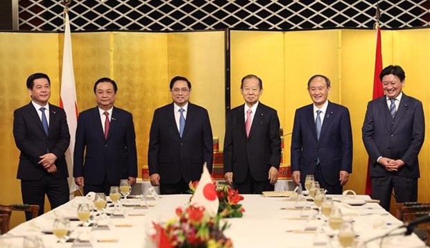 Prime Minister meets with former Japanese PM, head of parliamentary friendship alliance PM Pham Minh Chinh (third, left), former Japanese PM Suga Yoshihide (second, right), Chairman of the Japan - Vietnam Parliamentary Friendship Alliance Nikai Toshihiro (third, right) pose for a photo at their meeting in Tokyo on November 23. (Photo: VNA)