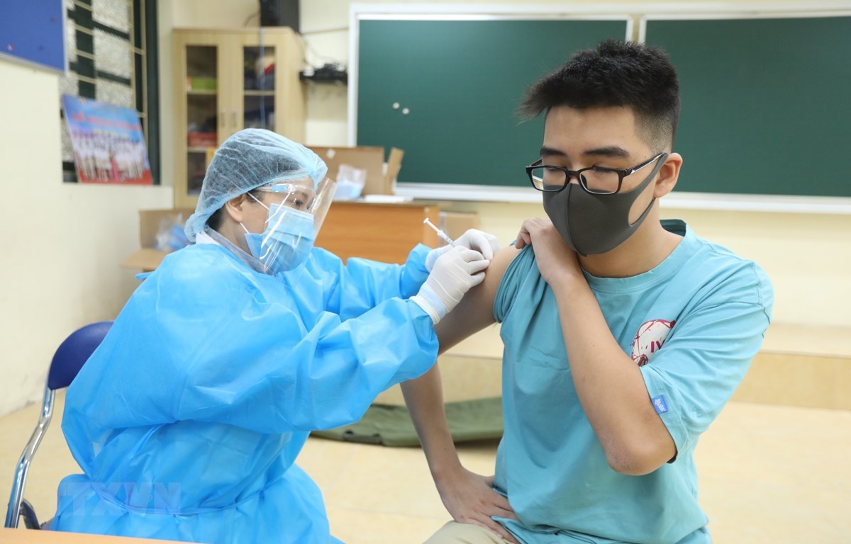 Học sinh THPT Hà Nội bắt đầu được tiêm vaccine phòng COVID-19. (Ảnh: Minh Quyết/TTXVN)