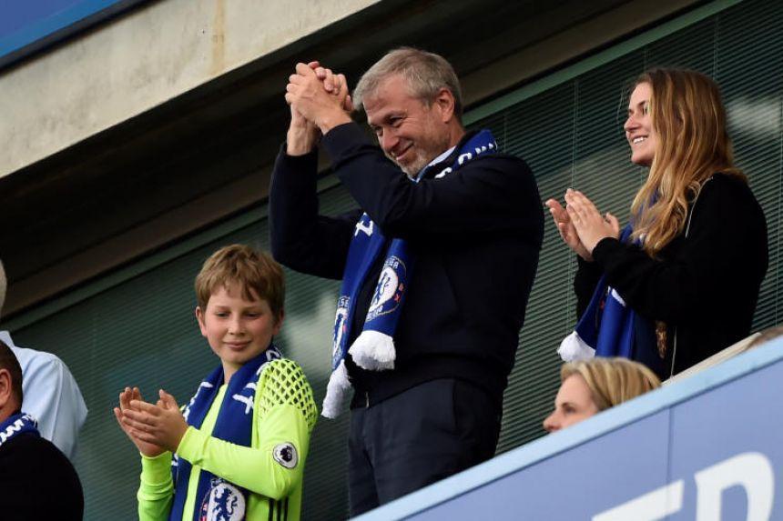 Tỉ phú Nga Roman Abramovich (giữa) chưa 1 lần dự khán trận đấu trên sân Stamford Bridge trong 3 năm qua. Ảnh REUTERS