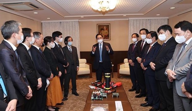 Prime Minister Pham Minh Chinh meets with representatives of Vietnamese intellectuals in Japan on November 23 (Photo: VNA)
