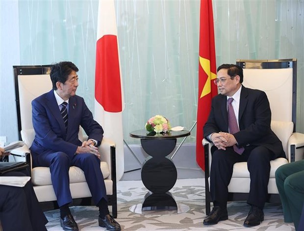 Prime Minister Pham Minh Chinh (right) on November 24 receives former Prime Minister of Japan Abe Shinzo, who is also former President of the Liberal Democratic Party (LDP), as part of the former’s official visit to Japan. (Photo: VNA)