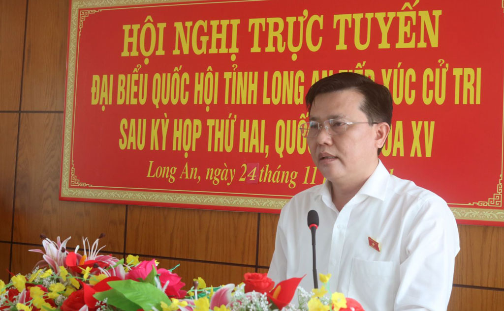 Long An National Assembly Delegation meets voters in Chau Thanh and Can Giuoc districts Standing Deputy Secretary of the Provincial Party Committee, Head of the Provincial Delegation of NA - Nguyen Thanh Hai explains and notes the opinions and recommendations of voters