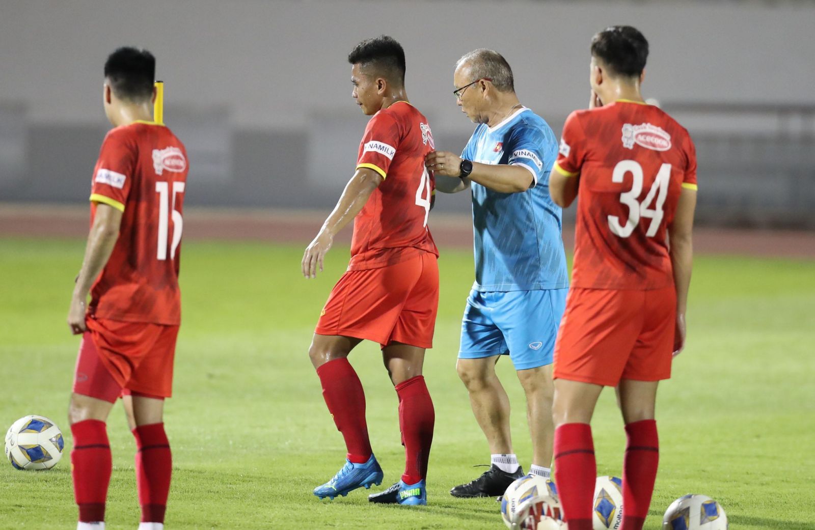Ông Park đang hướng dẫn cầu thủ Hồ Thanh Minh. Ảnh VFF