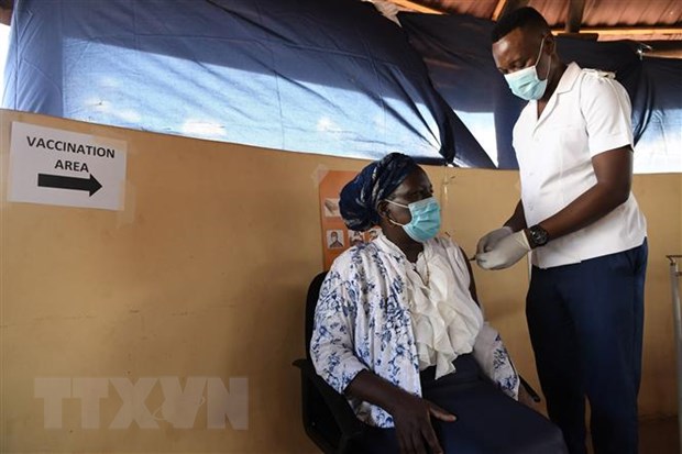 Nhân viên y tế tiêm vaccine phòng COVID-19 cho người dân tại Francistown, Botswana. (Ảnh: AFP/TTXVN)