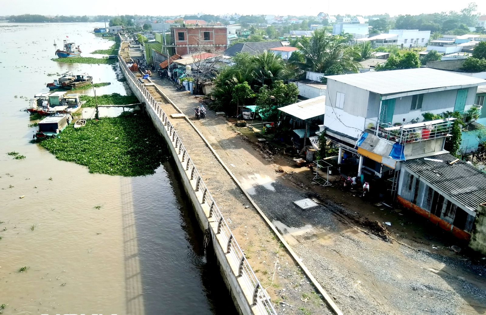 Bờ kè Kênh Nước Mặn - xã Long Hựu Đông giúp người dân an tâm trước mùa mưa, bão cuối vụ