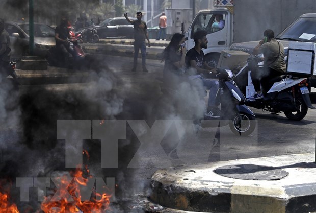 Vietnam voices concerns over multifaceted crises in Lebanon Lebanese demonstrators on June 17 block streets in Beirut with burning tires to protest against the deteriorating economic situation. (Photo: AFP/VNA)
