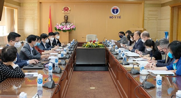 Việt Nam phối hợp với WHO, CDC Hoa Kỳ ứng phó biến chủng Omicron Quang cảnh cuộc họp với đại diện WHO cùng CDC Hoa Kỳ. (Ảnh: PV/Vietnam+)