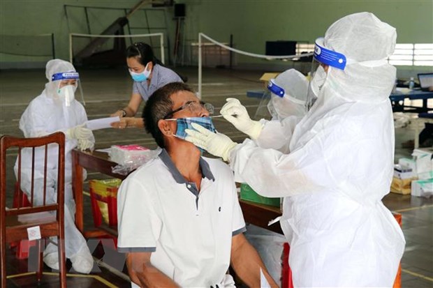 Các cơ sở y tế ở Ninh Thuận xét nghiệm SARS-CoV-2 bằng kỹ thuật test nhanh kháng nguyên cho trường hợp xét nghiệm dịch vụ. (Ảnh: Công Thử/TTXVN)