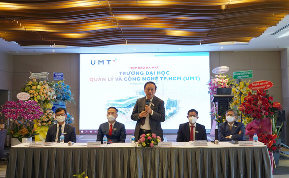 TS. Huỳnh Bá Lân, Chủ tịch Hội đồng Trường, Hiệu trưởng, phát biểu chia sẻ tại buổi họp báo ra mắt 