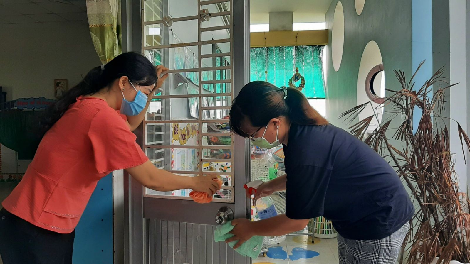 Mở cửa trường học, đón học sinh trở lại học trực tiếp Giáo viên vệ sinh trường, lớp để đón học sinh trở lại trường