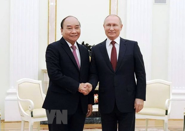 Tổng thống Nga Vladimir Putin đón Chủ tịch nước Nguyễn Xuân Phúc. (Ảnh: TTXVN)