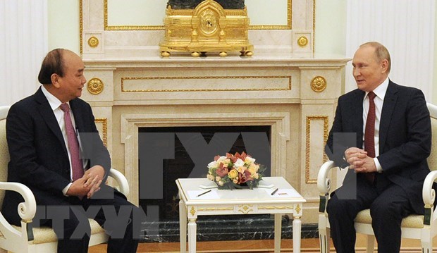President Nguyen Xuan Phuc (L) holds talks with Russian President Vladimir Putin (Photo: VNA)