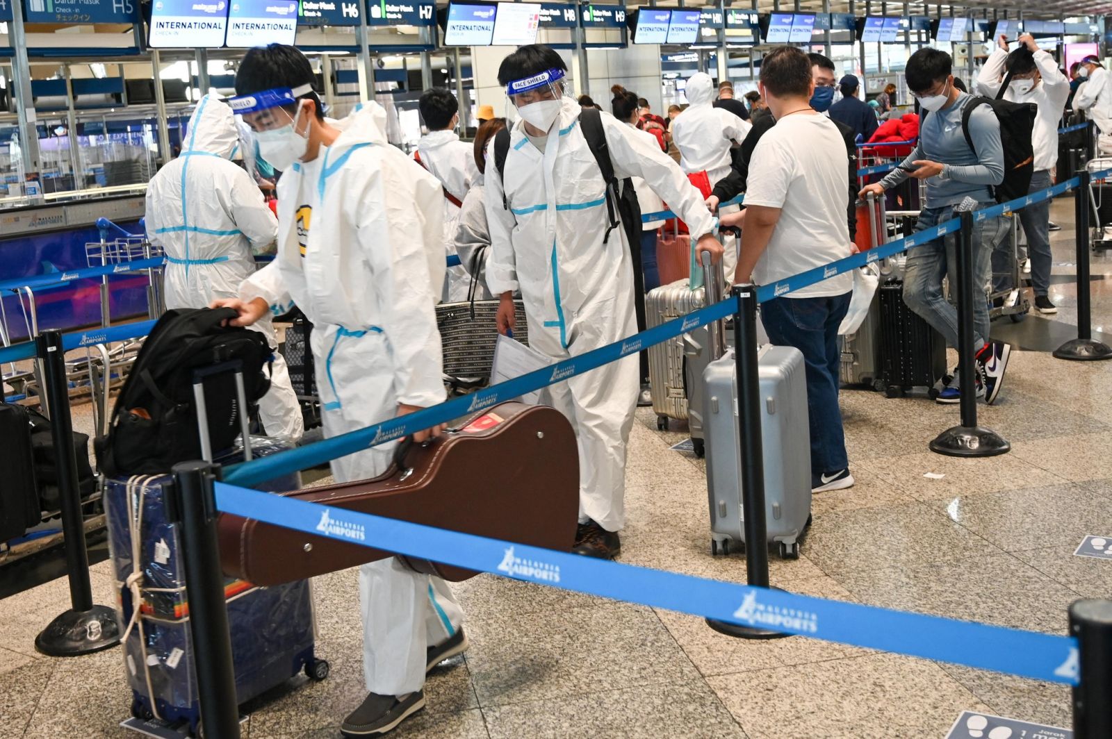 Hành khách làm thủ tục tại sân bay Kuala Lumpur, Malaysia. Ảnh AFP