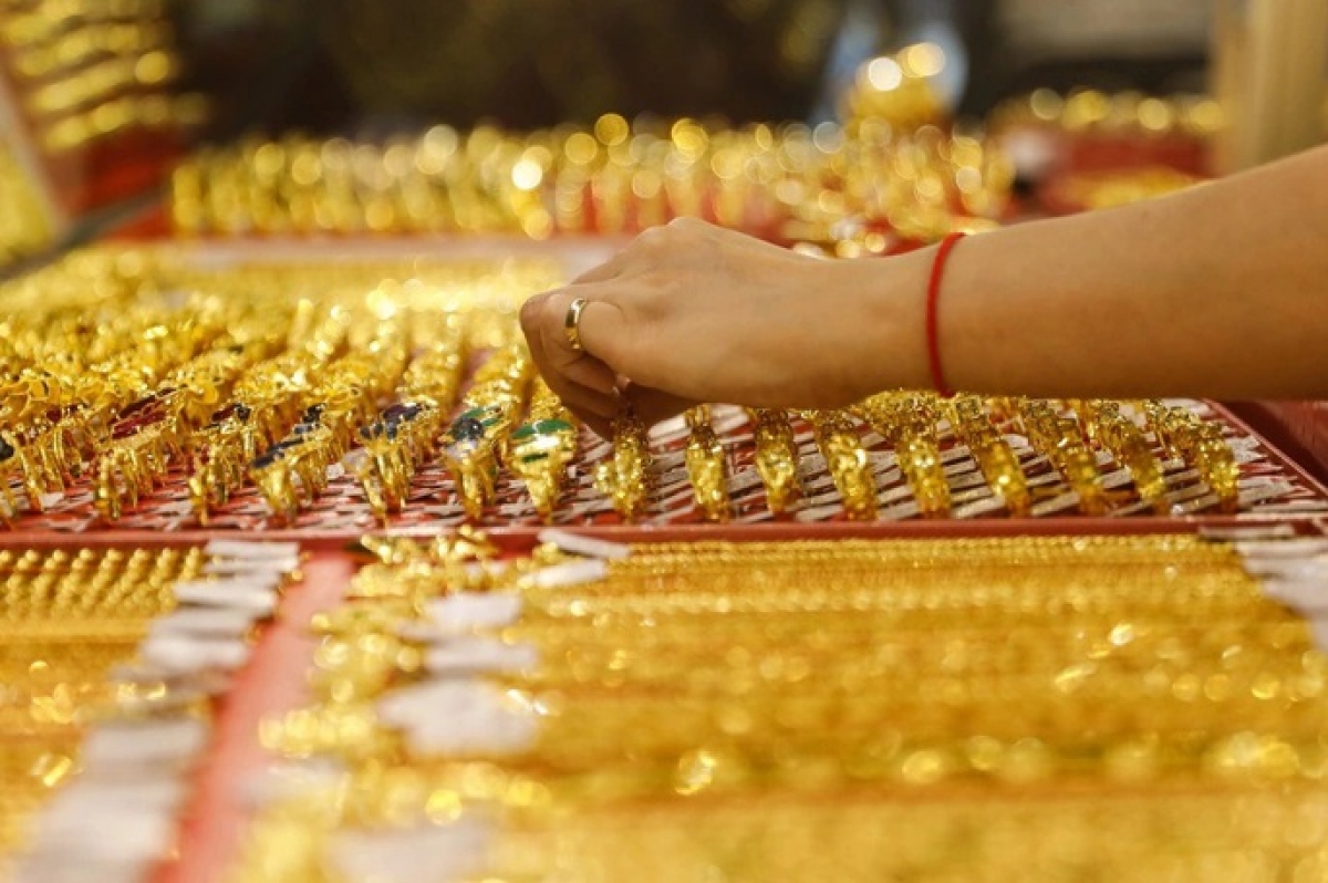 Vàng trong nước vẫn cao hơn giá vàng thế giới khoảng 11,93 triệu đồng/lượng. (Ảnh: KT)