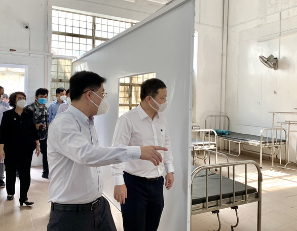 Siết lại chống Delta, phòng xa với Omicron Đoàn lãnh đạo TP.HCM kiểm tra các khu vực của Bệnh viện điều trị COVID-19 Phú Nhuận số 3B - Ảnh: CẨM NƯƠNG