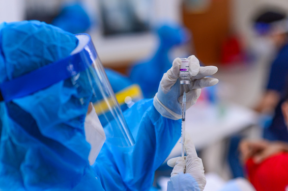Người dân tiêm vắc xin AstraZeneca mũi 2 tại Viện Y dược học dân tộc TP.HCM - Ảnh: QUANG ĐỊNH