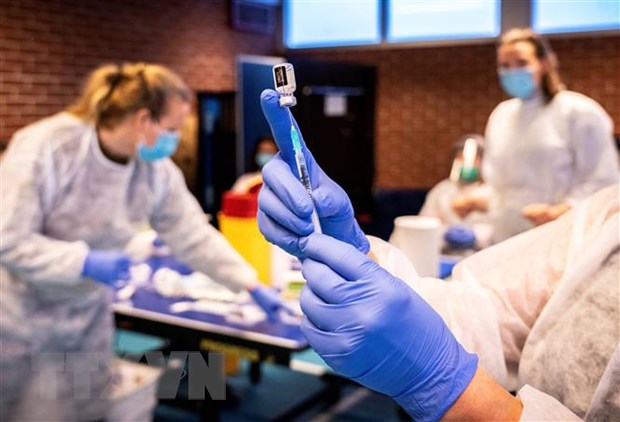 Nhân viên y tế chuẩn bị tiêm vaccine phòng COVID-19 cho người dân tại Drammen, Na Uy ngày 21/1/2021. (Ảnh: AFP/TTXVN)