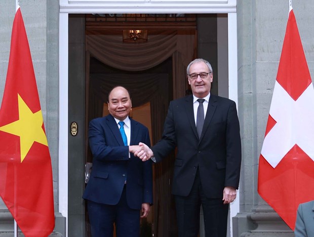 Swiss President Guy Parmelin (R) welcomes his Vietnamese counterpart Nguyen Xuan Phuc in Bern city on November 26 (Photo: VNA)
