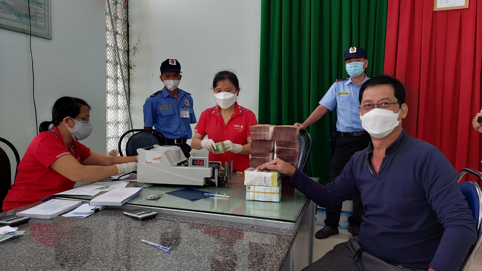 Tan An City: Over 91 billion VND paid for people with land in Hung Vuong Street - National Highway 62 intersection project Tan An City pays for people whose land is located in the intersection project of Hung Vuong Street – NH 62
