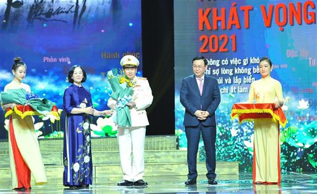 Programme honours role models in studying, following President Ho Chi Minh’s example The programme saw the attendance of National Assembly Chairman Vuong Dinh Hue. (Photo: VNA)