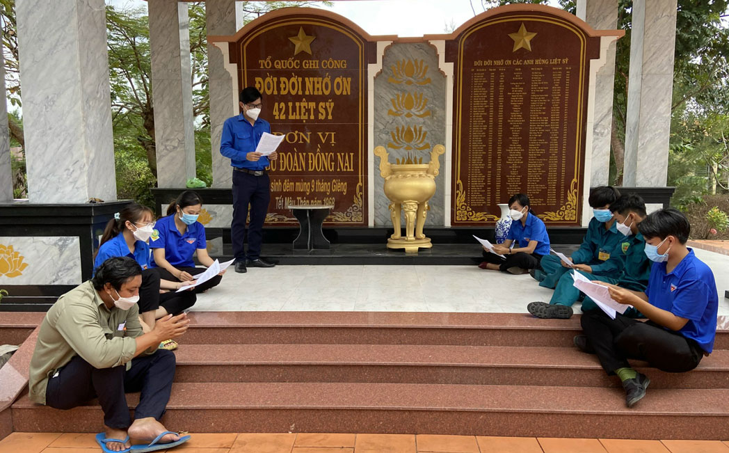 Khu mộ 42 liệt sĩ là địa chỉ sinh hoạt thường xuyên của đoàn viên, thanh niên phường 7, TP.Tân An
