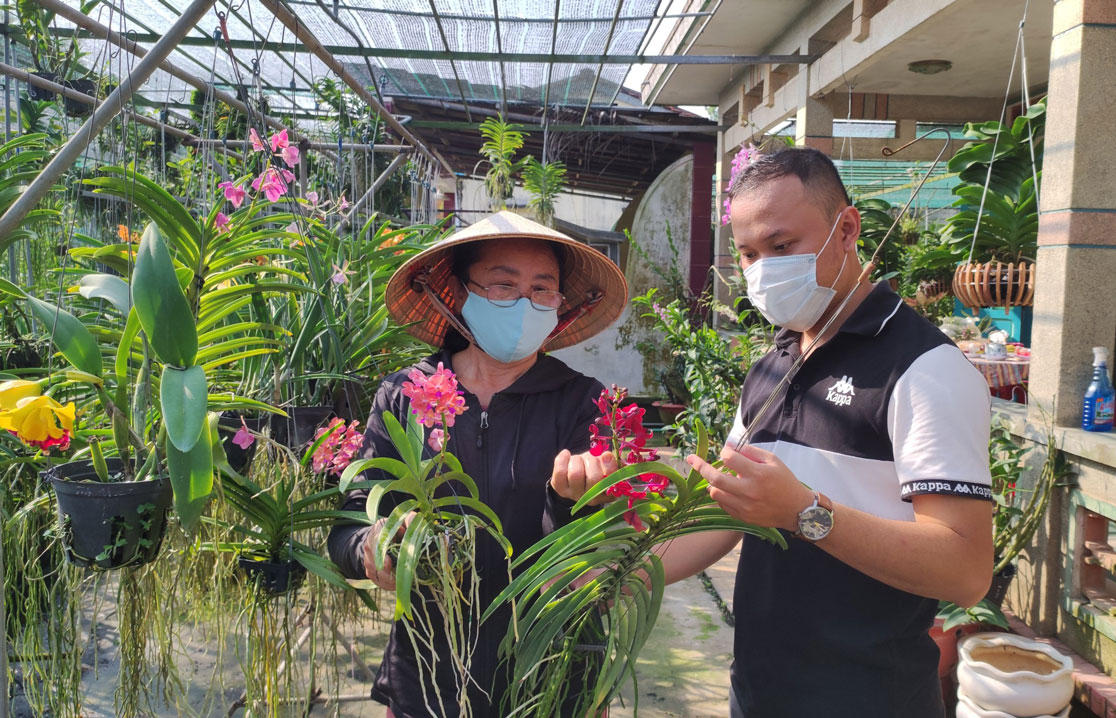 Anh Kiến Tường và mẹ cùng chăm sóc vườn lan