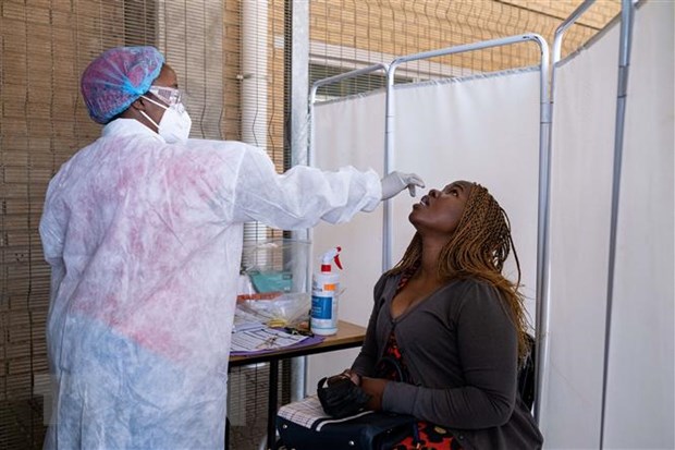 Một điểm xét nghiệm COVID-19 tại Johannesburg, Nam Phi. (Ảnh: AFP/TTXVN)