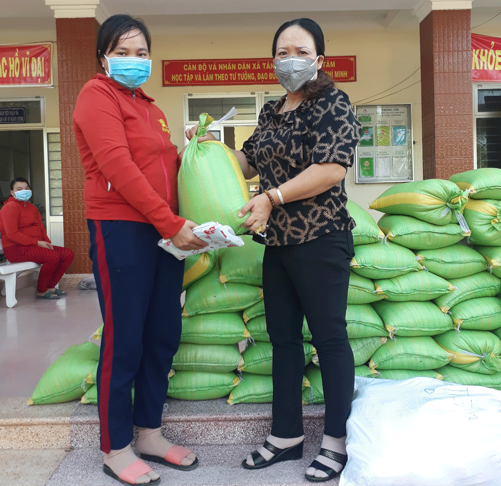 Chị Lê Thị Ngọc Diễm (bên phải) luôn đồng hành với phụ nữ nghèo