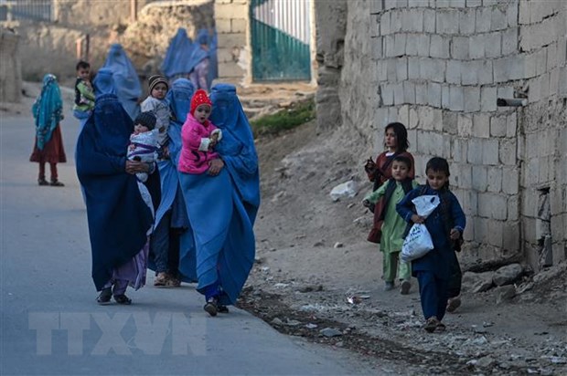 Phụ nữ và trẻ em trên đường phố tại Ghazni, Afghanistan. (Ảnh: AFP/TTXVN)