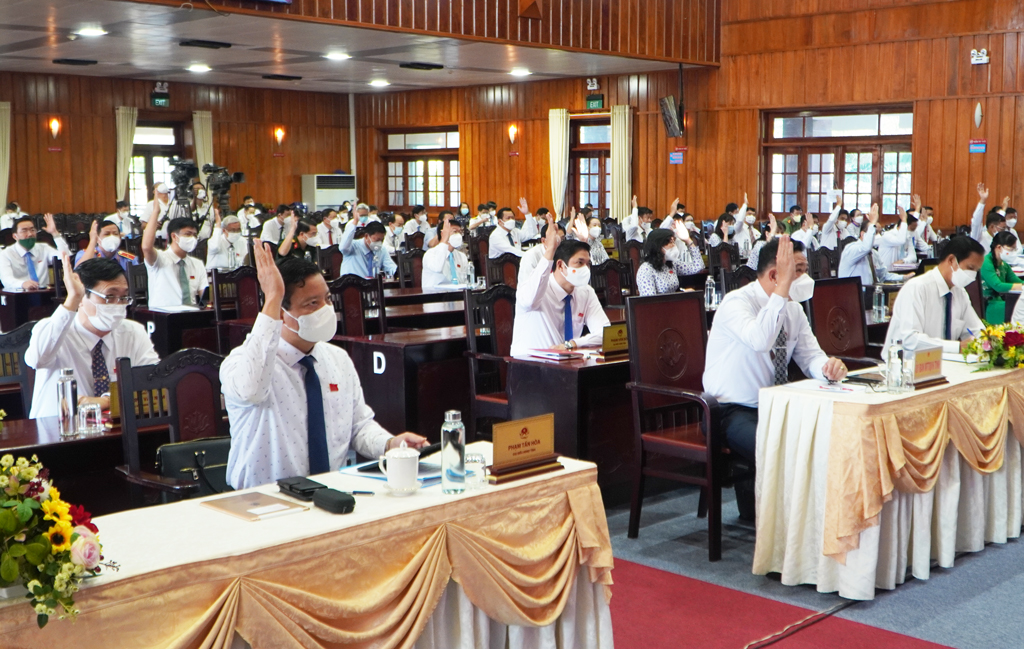 Long An People's Council opens the 4th session, term 2021 – 2026 Delegates of the Provincial People's Council votes to approve the general agenda of the meeting
