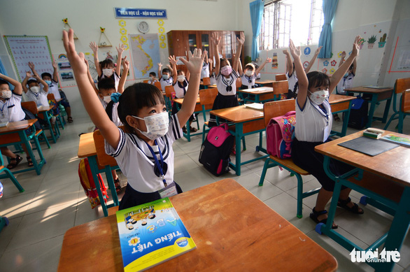 Học sinh Trường tiểu học Thạnh An, huyện Cần Giờ (TP.HCM) vui mừng khi trở lại trường - Ảnh: QUANG ĐỊNH