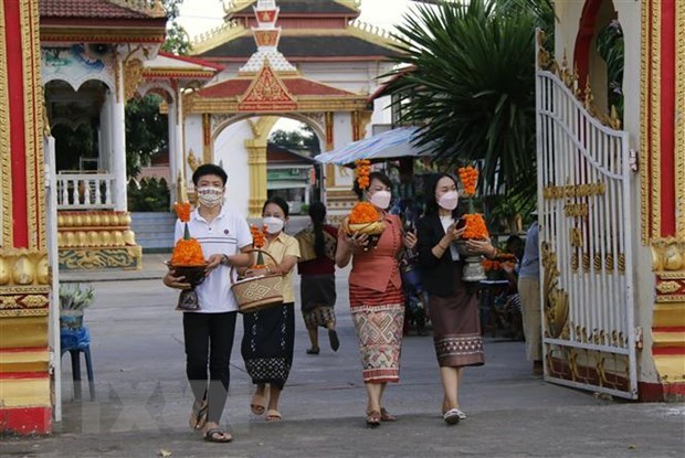 Laos approves programme to welcome foreign tourists back from Jan 2022 People attend ThatLuang festival in Laos (Photo: VNA)