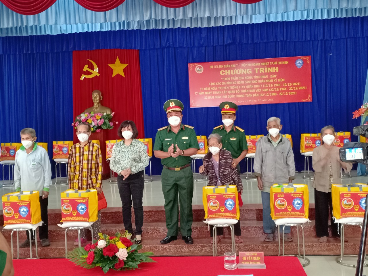 Quân khu 7 tặng gần 550 phần quà cho hộ nghèo, khó khăn ở xã Bình Hòa Nam