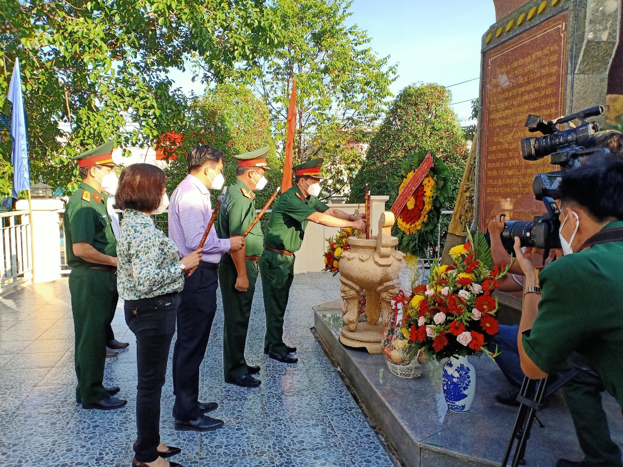 Quân khu 7 tặng gần 550 phần quà cho hộ nghèo, khó khăn ở xã Bình Hòa Nam