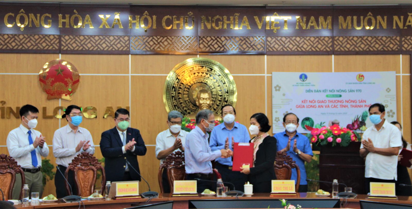 Agricultural product connected trade between Long An and provinces, cities Leaders of Long An Department of Industry and Trade signs a memorandum of understanding with representatives of Hoc Mon wholesale market