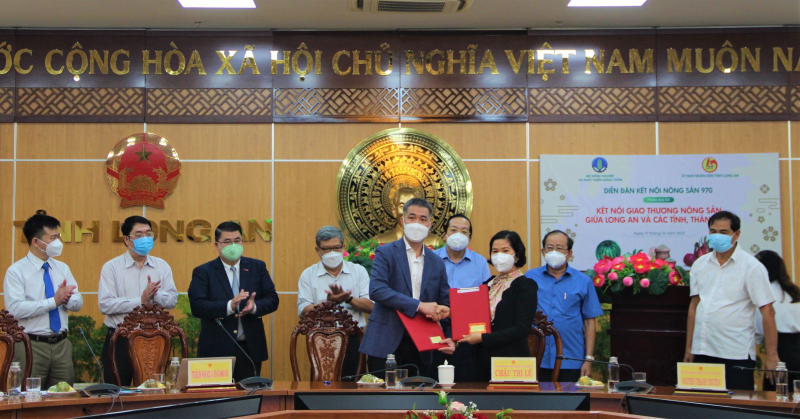 Agricultural product connected trade between Long An and provinces, cities Leaders of Long An Department of Industry and Trade signs a Memorandum of Understanding with Central Retail Group