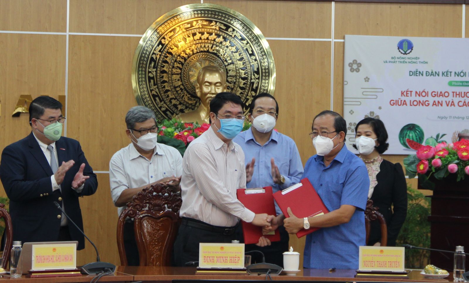 Agricultural product connected trade between Long An and provinces, cities Leaders of the Department of Agriculture and Rural Development of Long An province and the Department of Agriculture and Rural Development of Ho Chi Minh City sign a cooperation agreement between the two localities for the period 2021 - 2025