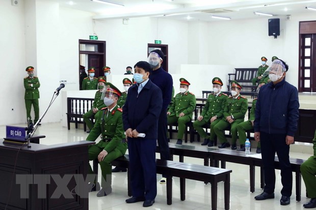 Bị cáo Nguyễn Đức Chung và đồng phạm tại phiên tòa. (Ảnh: Phạm Kiên/TTXVN)