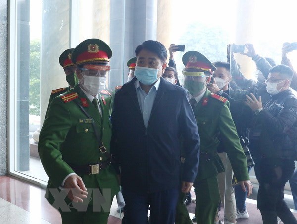 Trong ảnh: Bị cáo Nguyễn Đức Chung (cựu Chủ tịch UBND thành phố Hà Nội) được lực lượng chức năng dẫn giải đến phiên tòa. Ảnh: Phạm Kiên - TTXVN