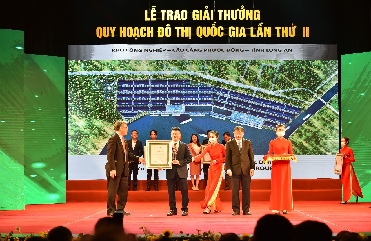 Phuoc Dong Wharf Bridge Industrial Park honored with the Silver Award at the 2nd National Urban Planning Awards 2020 Mr. Ha Thanh Tra representing IMG Phuoc Dong Company receives the Silver prize of the contest