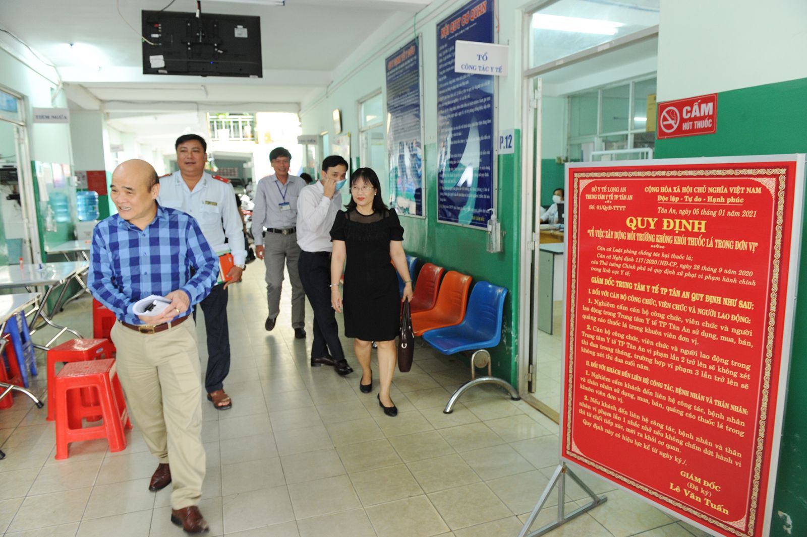 Xây dựng môi trường không khói thuốc lá - Vì quyền lợi của mỗi người Các cơ quan, đơn vị nên treo, dán các bảng nội quy, biển cấm hút thuốc lá ở nơi dễ thấy